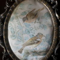 Картина на шелке Птицыв бронзовой рамке