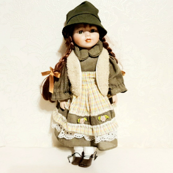 Фарфоровая кукла коллекционная