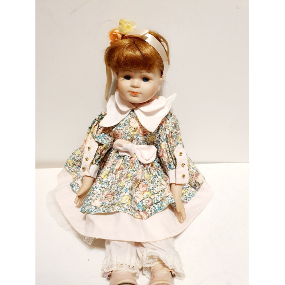 Фарфоровая кукла Вика коллекционная