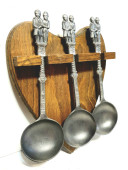 Набор оловянных ложек на деревянной подставке в виде сердца