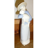 Фарфоровая статуэтка Девочка с ягненком Испания REX