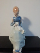 Фарфоровая статуэтка Девушка с собачкой Royal Dux