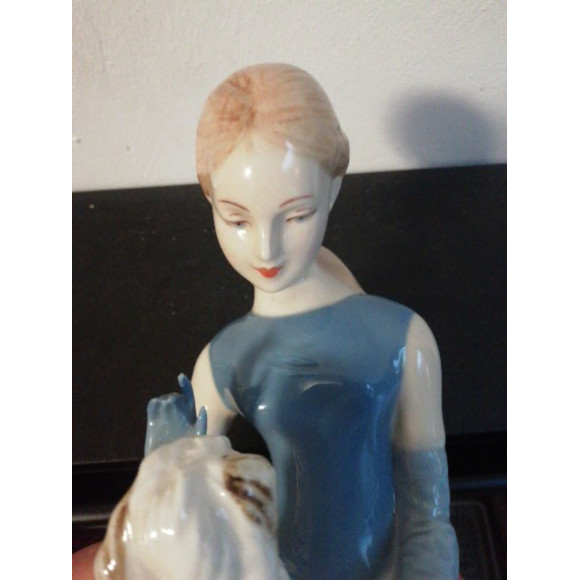 Фарфоровая статуэтка Девушка с собачкой Royal Dux