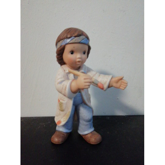 Фарфоровая статуэтка Мальчик с кисточкой Goebel